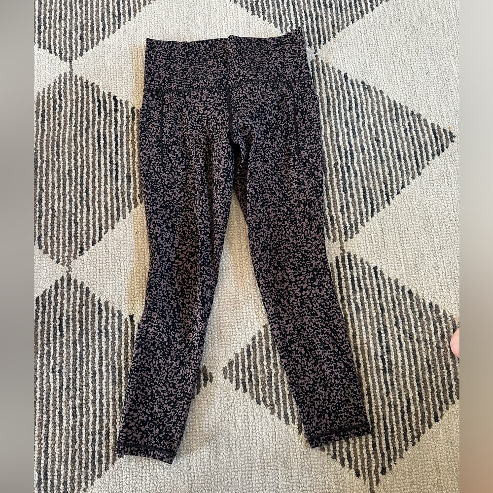 Athleta salutation 7/8 leggings with pockets